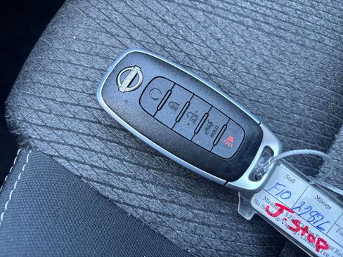 Used 2025 Nissan Rogue SV AWD/4WD image 21