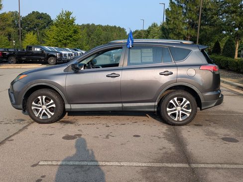 Used 2017 Toyota RAV4 LE FWD image 7