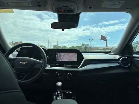 Used 2025 Chevrolet Trax LT FWD image 32