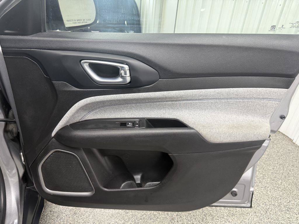 Used 2022 Jeep Compass Latitude FWD image 31