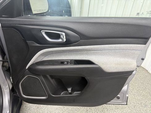 Used 2022 Jeep Compass Latitude FWD image 31