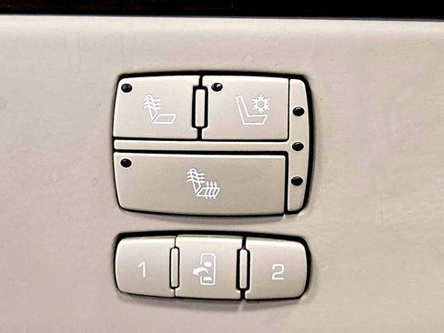 Used 2010 Cadillac DTS Premium image 22