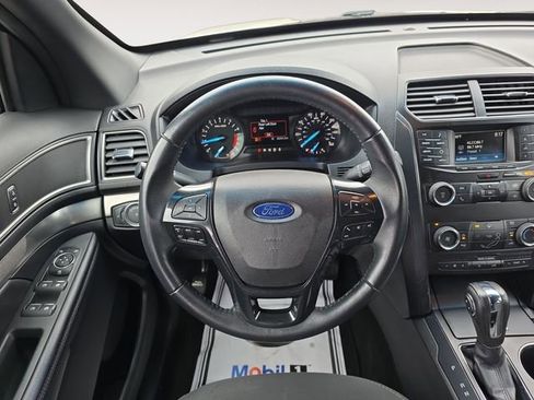 Used 2018 Ford Explorer XLT AWD/4WD image 12