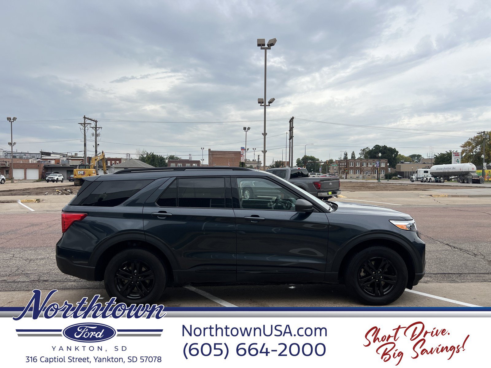 Used 2024 Ford Explorer XLT w/ Equipment Group 202A AWD/4WD image 4