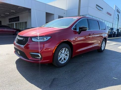 New 2026 Chrysler Pacifica Select image 4