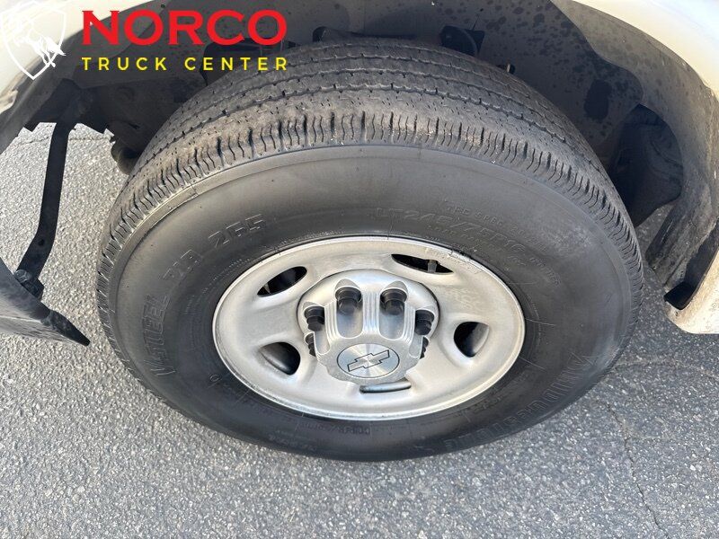 Used 2017 Chevrolet Express 2500 RWD image 16