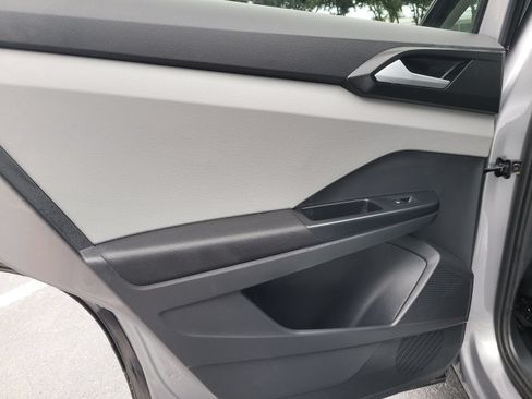 Used 2023 Volkswagen Taos SE w/ Panoramic Sunroof Package FWD image 8