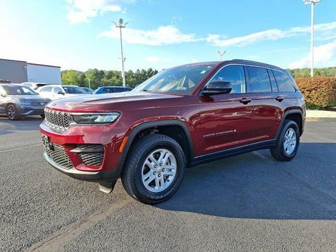 Used 2023 Jeep Grand Cherokee Laredo image 3