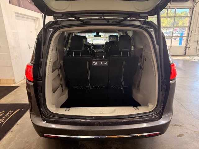 Used 2017 Chrysler Pacifica Touring-L Plus w/ Tire & Wheel Group FWD image 23