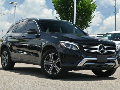 Used 2019 Mercedes-Benz GLC 300 4MATIC w/ Premium Package image 2