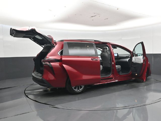 Used 2025 Toyota Sienna XLE FWD image 54