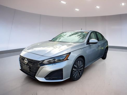 Used 2024 Nissan Altima 2.5 SV w/ SV Premium Package FWD image 2