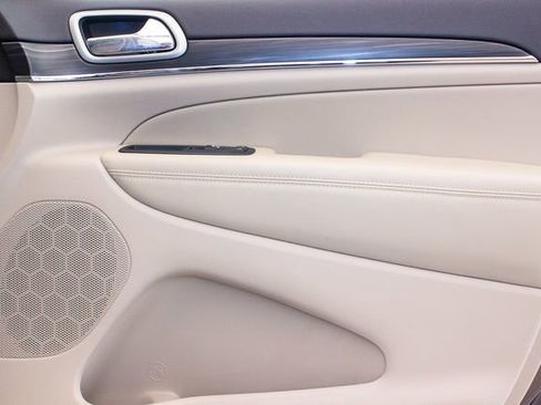 Used 2019 Jeep Grand Cherokee Limited image 11