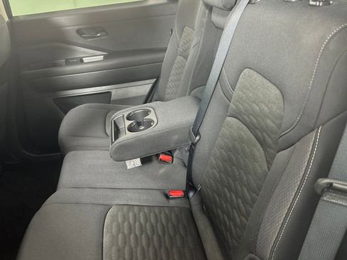 Used 2025 Nissan Pathfinder SV image 18