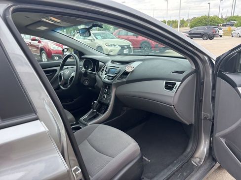 Used 2014 Hyundai Elantra SE w/ Option Group 02 FWD image 22