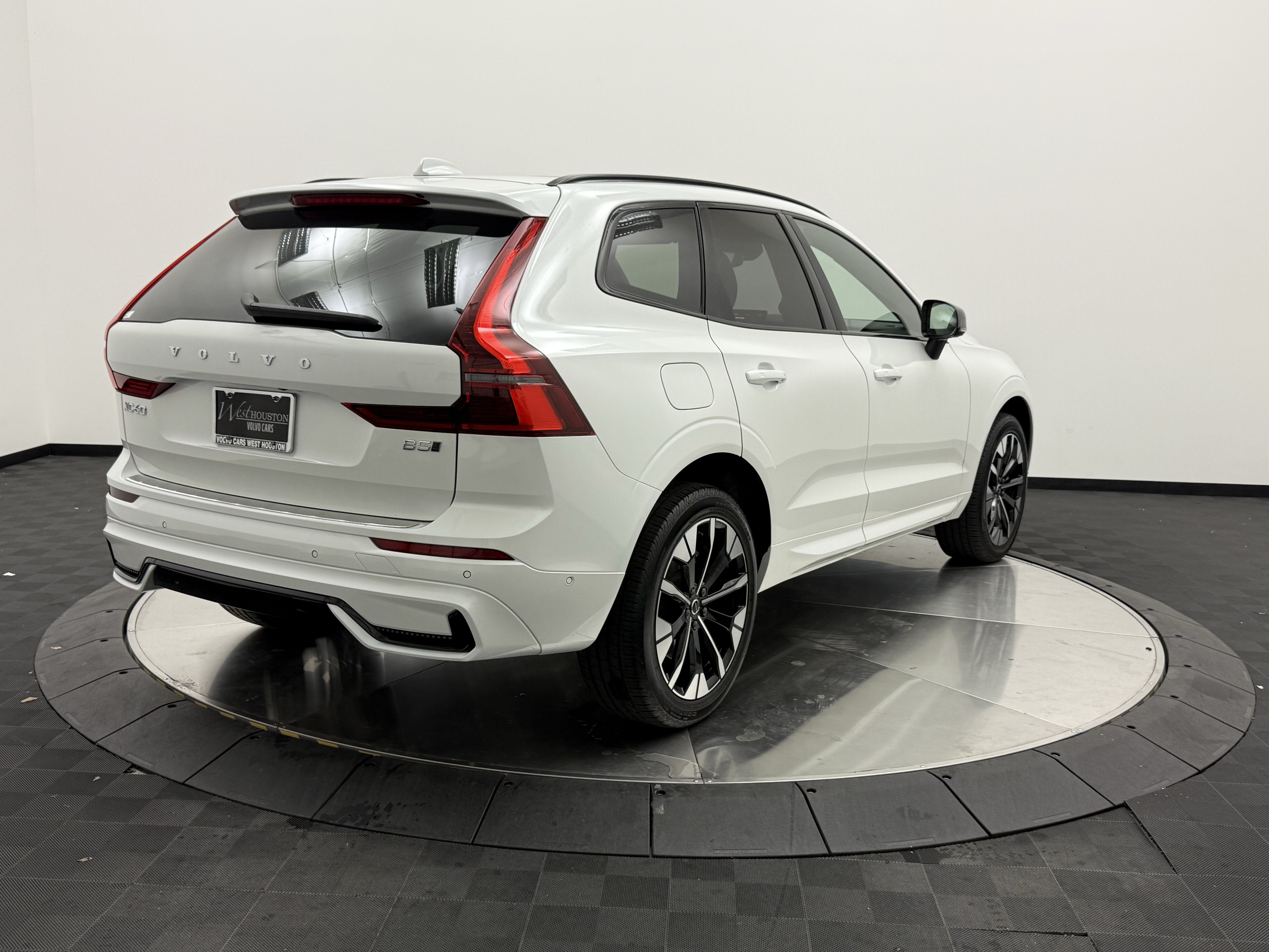 Certified 2026 Volvo XC60 B5 Plus AWD/4WD image 8