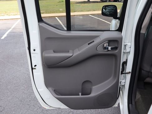 Used 2017 Nissan Frontier SV w/ SV Value Truck Package AWD/4WD image 24