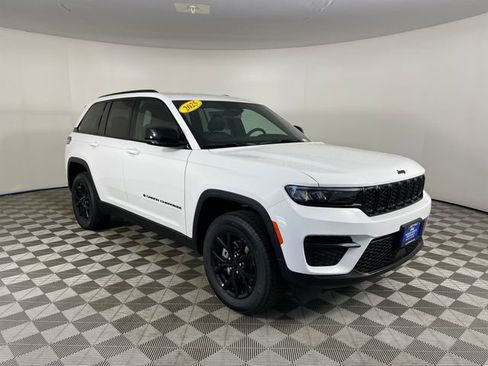 New 2025 Jeep Grand Cherokee Altitude image 7