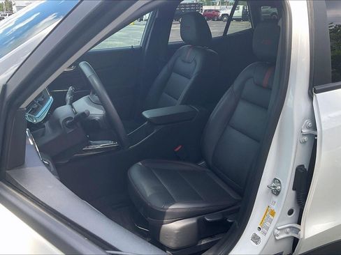 Used 2025 Chevrolet Trax RS w/ Sunroof Package FWD image 23
