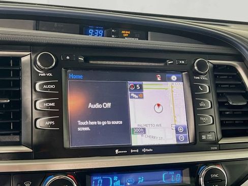 Used 2019 Toyota Highlander XLE FWD image 21