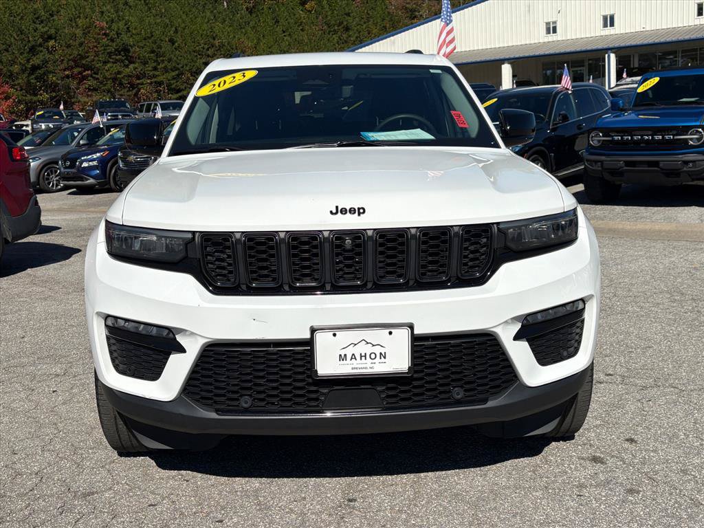 Used 2023 Jeep Grand Cherokee Limited w/ Luxury Tech Group II AWD/4WD image 2