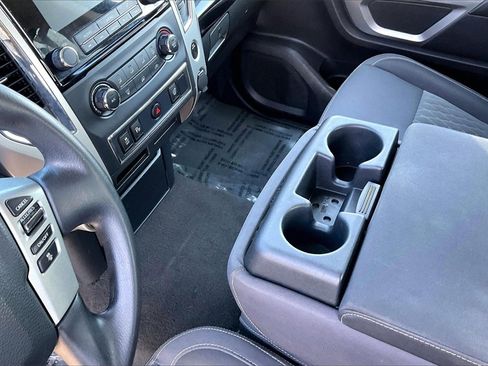 Used 2021 Nissan Titan SV image 15