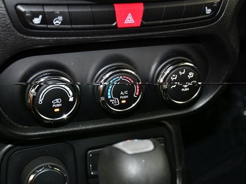Used 2015 Jeep Renegade Latitude w/ Cold Weather Group II AWD/4WD image 30