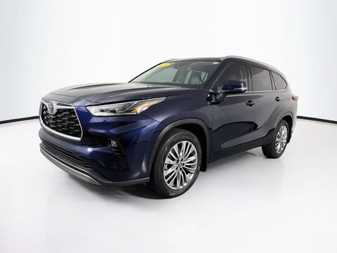 Used 2024 Toyota Highlander Platinum FWD image 3