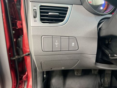 Used 2013 Hyundai Elantra GLS image 17