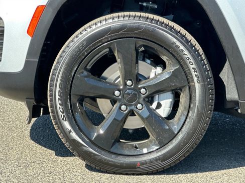 New 2025 Jeep Grand Cherokee Limited w/ Black Appearance Package image 25