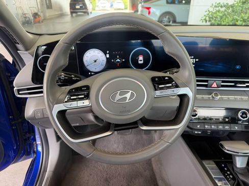 Used 2025 Hyundai Elantra SEL FWD image 25
