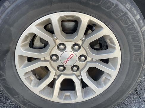 Used 2019 GMC Yukon XL SLT w/ HD Trailering Package image 9