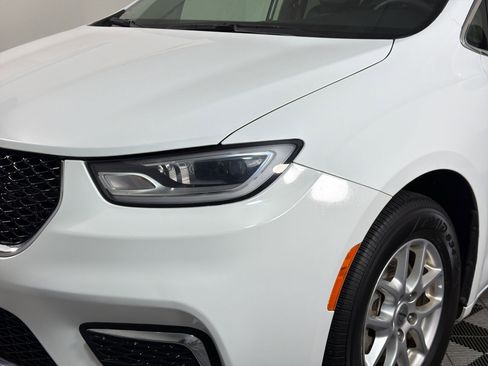 Used 2023 Chrysler Pacifica Touring-L FWD image 9