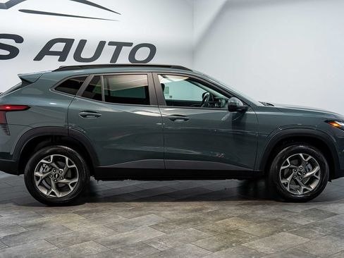 Used 2025 Chevrolet Trax LT w/ LT Convenience Package FWD image 8