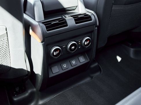 Used 2024 Land Rover Defender 110 SE image 62