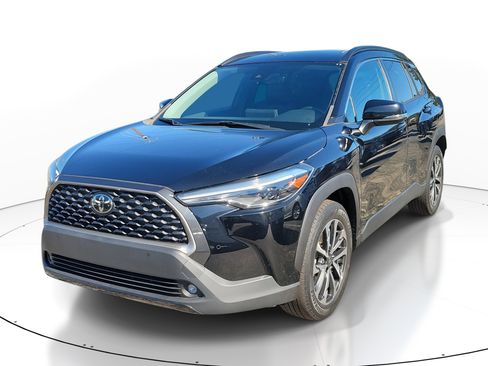 Used 2022 Toyota Corolla Cross XLE image 3