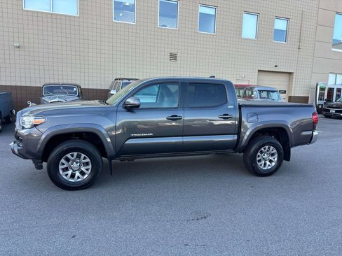 Used 2018 Toyota Tacoma SR5 AWD/4WD image 3