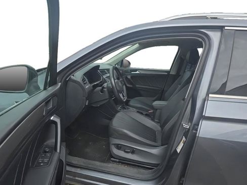 Used 2023 Volkswagen Tiguan SE w/ Panoramic Sunroof Package AWD/4WD image 2
