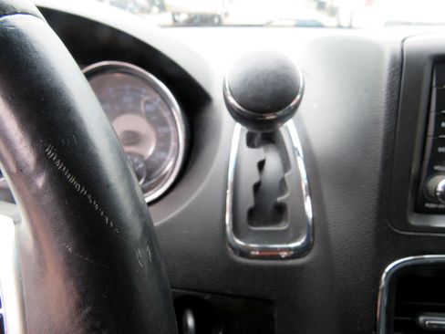 Used 2015 Chrysler Town & Country Touring image 14