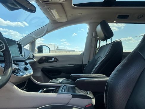 Used 2023 Chrysler Pacifica Limited FWD image 42