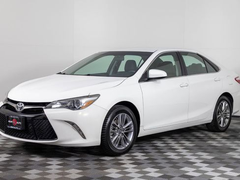 Used 2017 Toyota Camry SE image 1