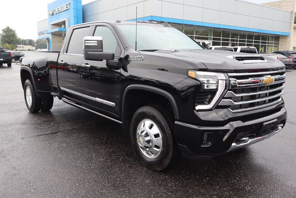 Used 2025 Chevrolet Silverado 3500 High Country w/ High Country Premium Package AWD/4WD image 2