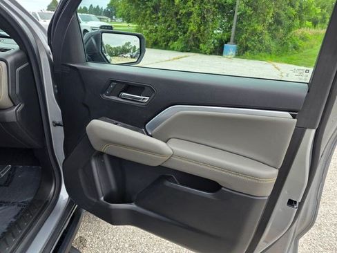 Used 2024 Chevrolet Colorado ZR2 w/ Technology Package AWD/4WD image 18