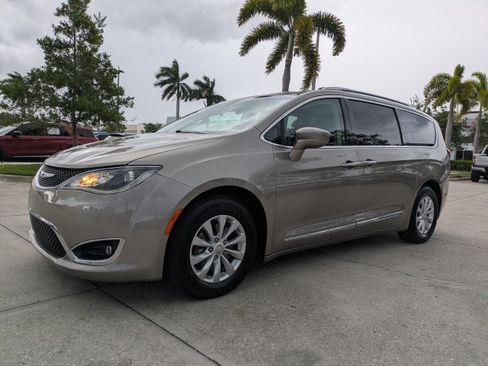 Used 2018 Chrysler Pacifica Touring-L FWD image 7