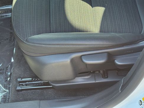 Used 2025 Buick Envista Preferred image 23