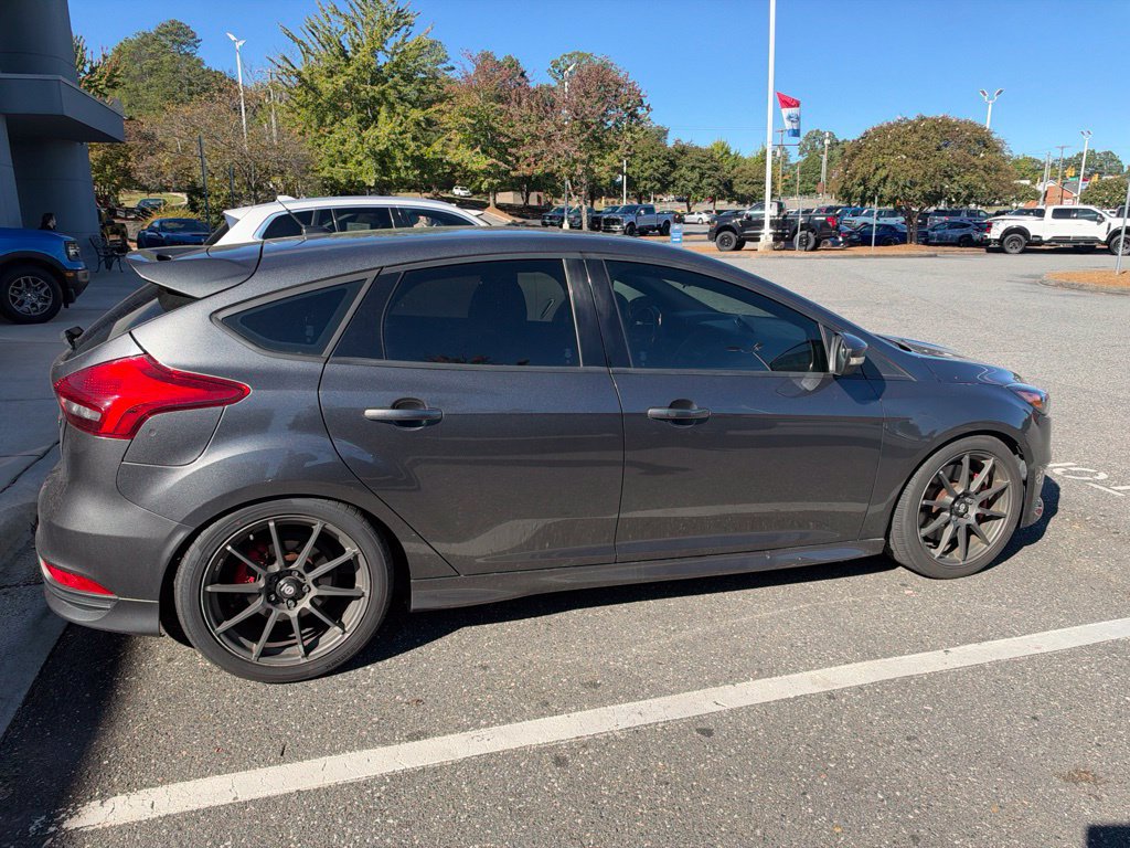 Used 2017 Ford Focus ST w/ Equipment Group 402A FWD image 5
