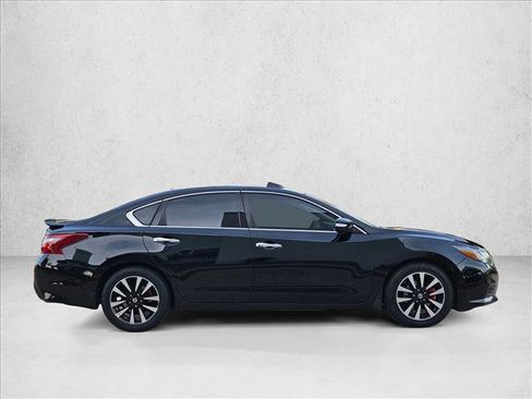 Used 2018 Nissan Altima 2.5 SL w/ 2.5 SL Technology Package FWD image 4
