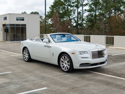 Used 2017 Rolls-Royce Dawn RWD image 29