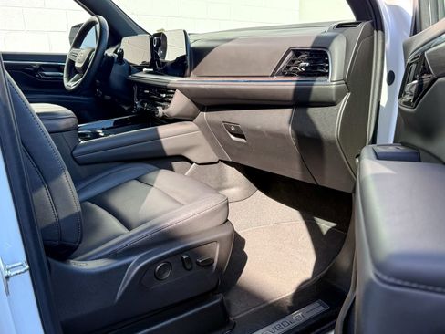 Certified 2025 Chevrolet Suburban LT AWD/4WD image 12