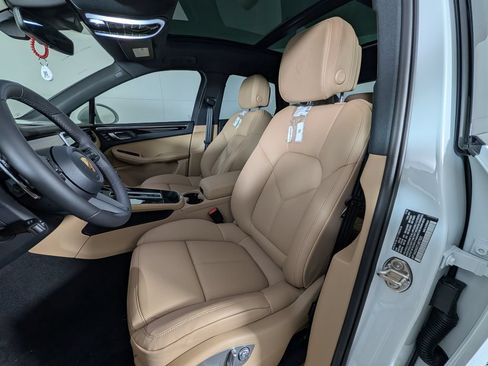 New 2026 Porsche Macan AWD/4WD image 5